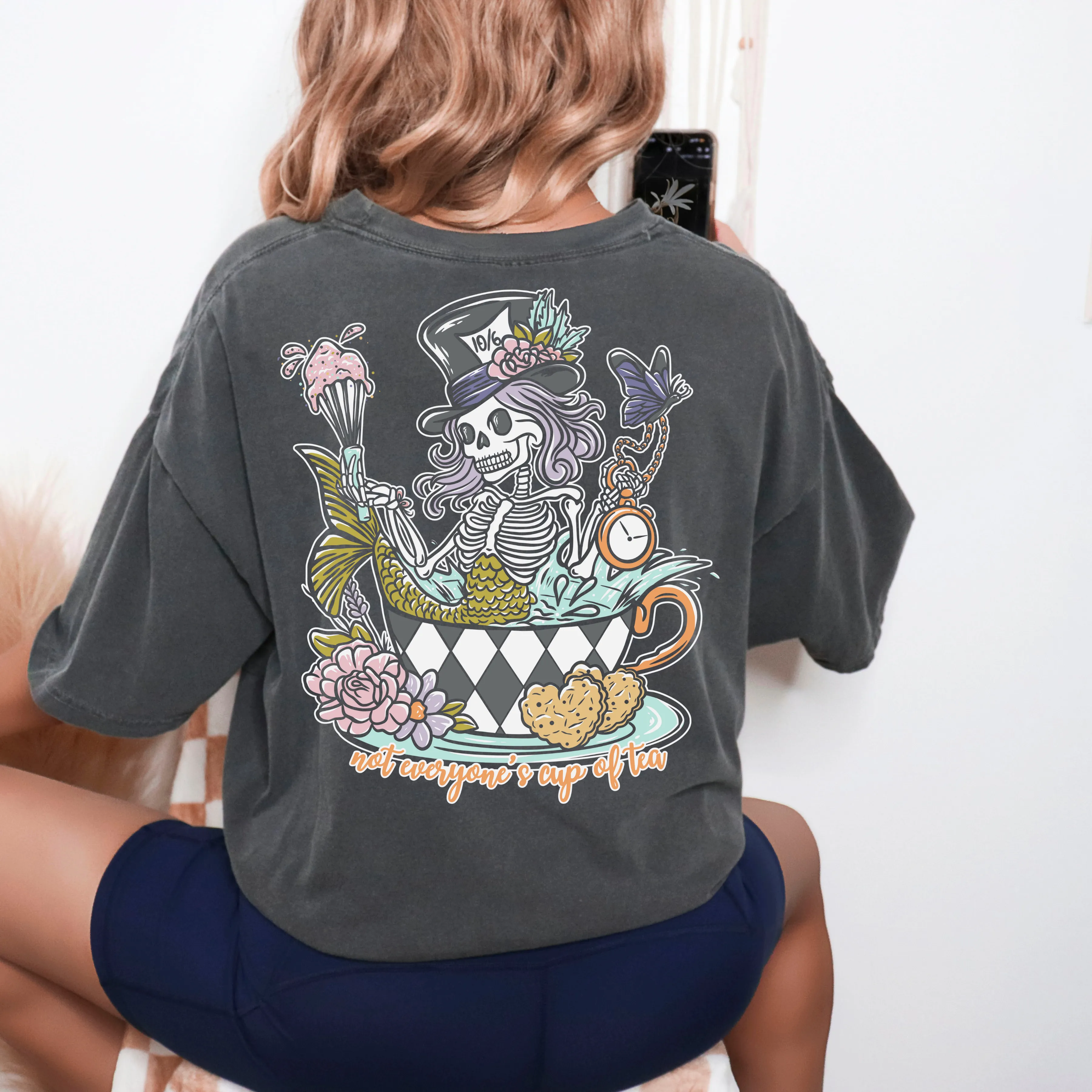 Wonderland Skelly [pocket & back design] - T-Shirt